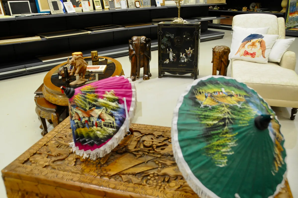 … mit aussergewöhnlichen exotischen Möbeln und Dekorationsartikeln. Man sieht antike asiatische Möbel.